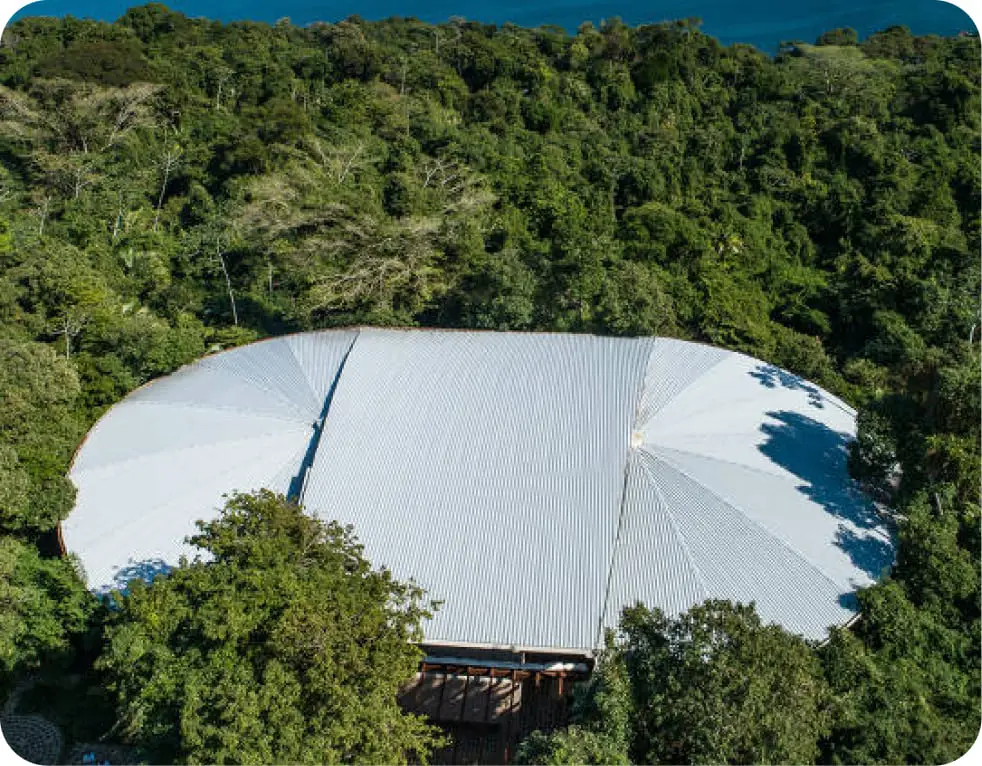 Anfiteatro do Instituto Baía dos Vermelhos em meio à Mata Atlântica, Ilhabela