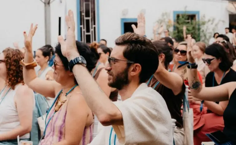 Participantes aprendendo na prática durante o BrEx
