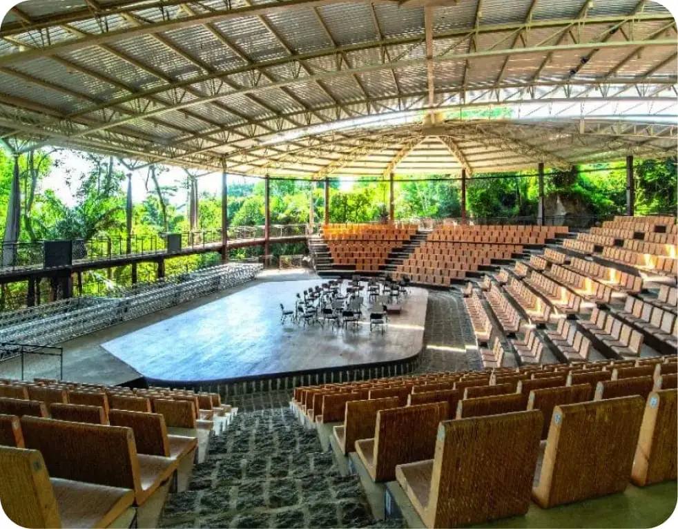 Anfiteatro do Instituto Baía dos Vermelhos em meio à Mata Atlântica, Ilhabela