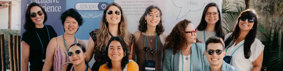 Mulheres sorrindo para foto durante Evento do Brandfulness Experience