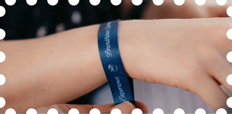 Pulseira azul de identificação do BrEx no pulso de um participante
