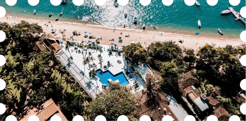 Vista aérea de praia em Ilhabela